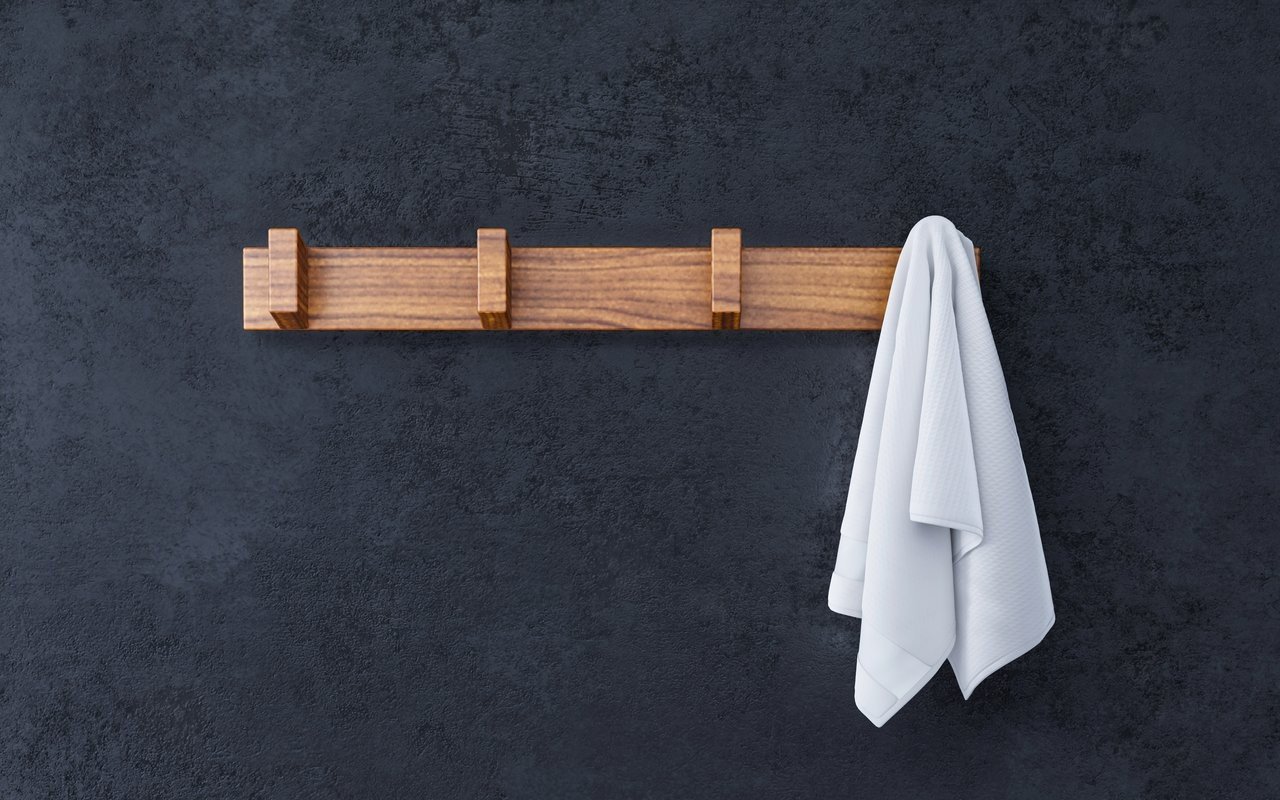 Aquatica Universal 19.75 Waterproof 4 Hook Wall Mounted Iroko Wood Rack 02 (web)